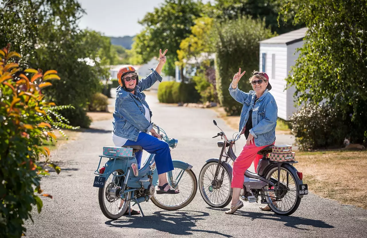 2 femmes sur des mobylettes