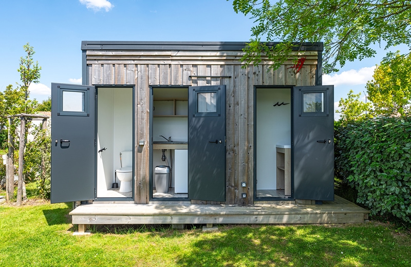 Sanitaire privé avec cuisine, salle d'eau et WC séparé sur un emplacement