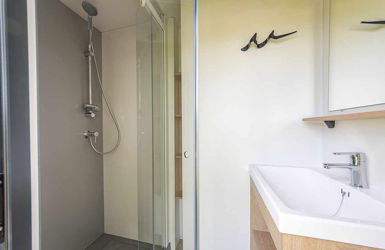 Salle de bain avec un lavabo dans un sanitaire privé sur emplacement tente