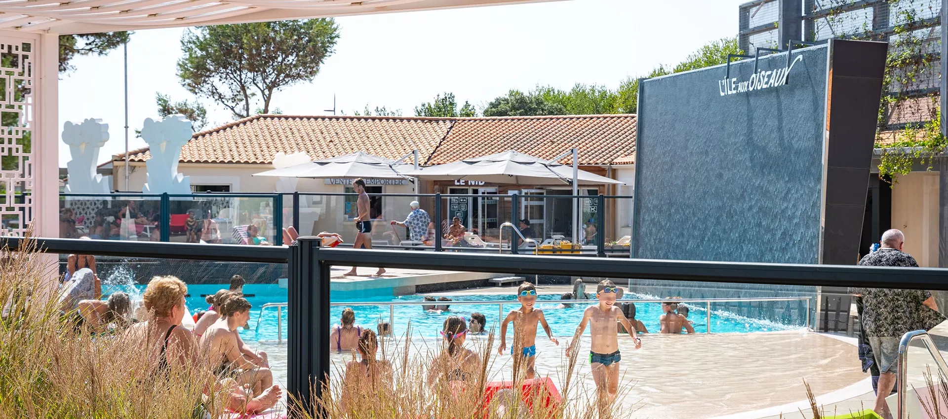 des vacanciers se baignent dans la piscine extérieure du camping l'Ile aux Oiseaux