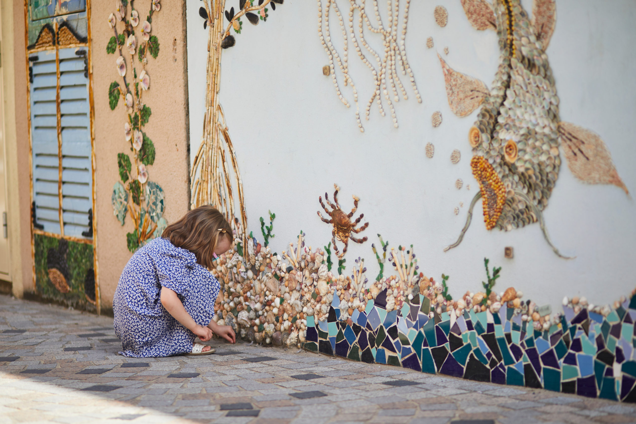 petite fille dans la rue de l'ile Penotte