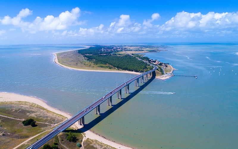 vue aérienne de l'Ile de Noirmoutier et l'accès par le pont