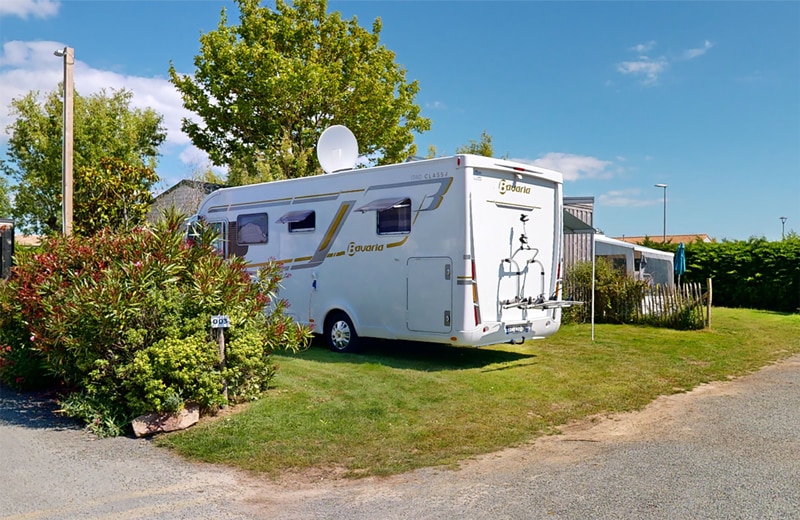 emplacement dans un camping avec un camping-car