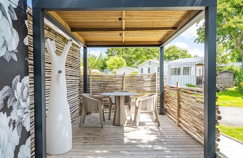 terrasse en bois d'un mobil-home design