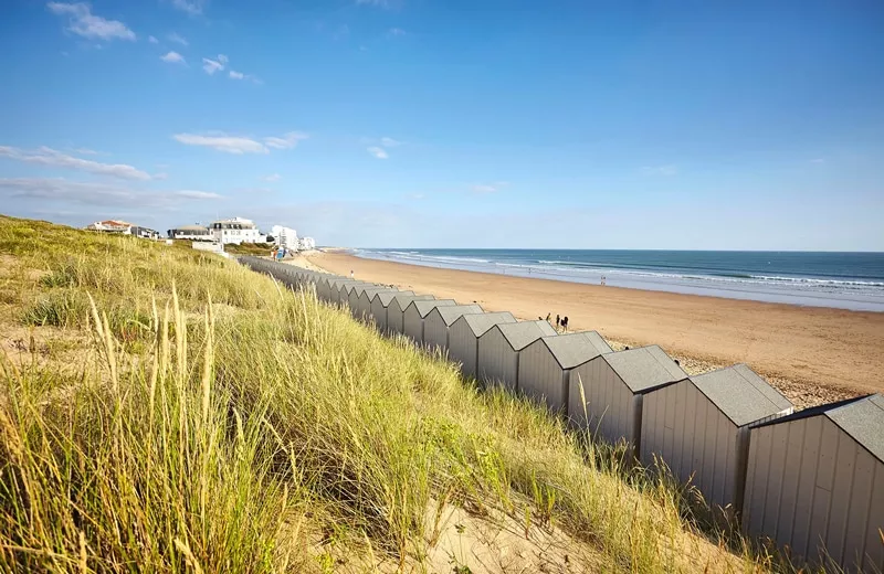 vue sur la plage avec des cabanes de plages