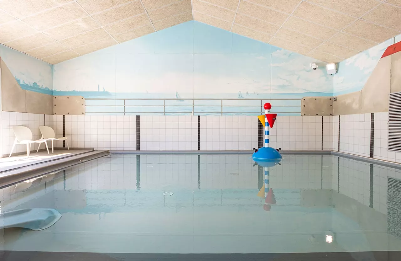 la pataugeoire de la piscine intérieure avec des jeux d'eau