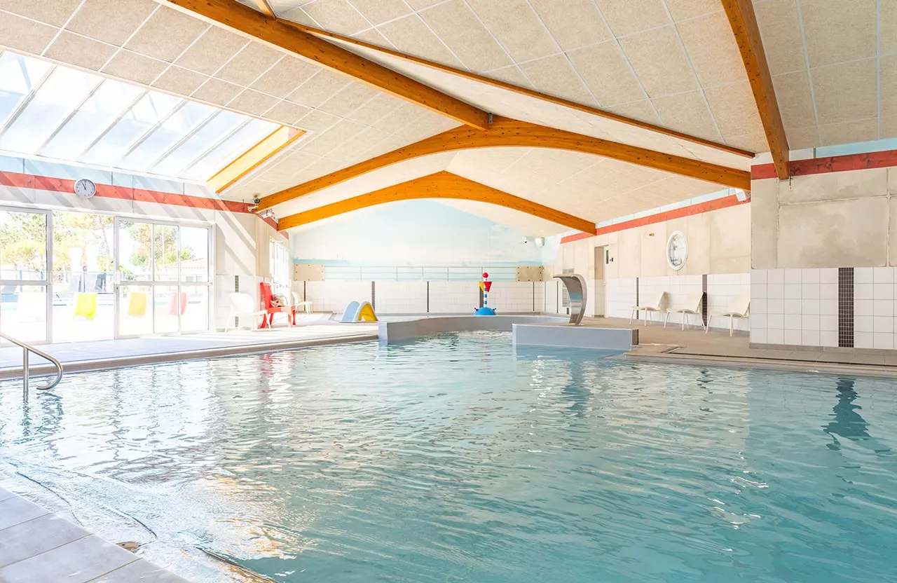 piscine intérieure avec bain bouillonnant