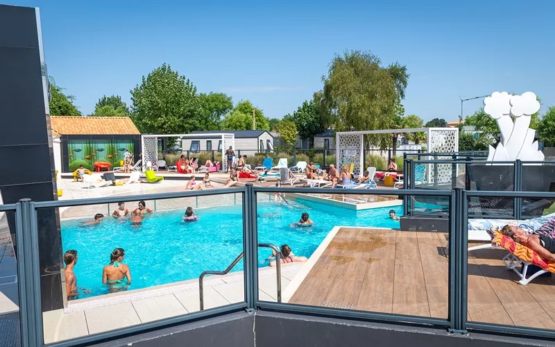 piscine extérieure avec des personnes qui se baignent